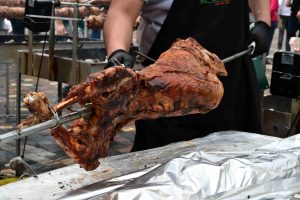 Το διαδίκτυο γέμισε με αστεία βίντεο από τα γλέντια των Ελλήνων