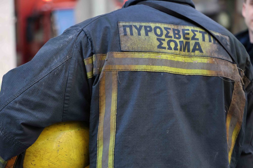 Τραγωδία στην Πάτρα: Χωρίς τις αισθήσεις του εντοπίστηκε άνδρας κατά την διάρκεια κατάσβεσης φωτιάς σε σπίτι