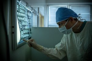 Γυναίκα με χρόνιο βήχα έβγαλε ακτινογραφία και έπαθε σοκ με αυτό που βρέθηκε στους πνεύμονές της (Vid)