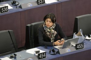 Κατηγορούμενη για διαδικτυακή επιδοκιμασία της τρομοκρατίας είναι η Γαλλίδα ευρωβουλευτής Ριμά Χασάν