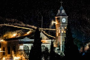 Xίος: Χιλιάδες ρουκέτες έκαναν τη νύχτα μέρα το βράδυ της Ανάστασης στον Βροντάδο (vid, photo)