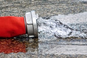 Απίστευτα πλάνα από Τουρκία: Μάνικα νερού εκτός ελέγχου «μπουγέλωσε» πελάτες (Vid)