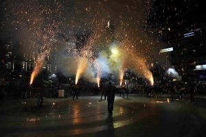 Αγρίνιο: Το εκρηκτικό έθιμο με τα χαλκούνια έκανε και φέτος τη νύχτα μέρα την Μεγάλη Παρασκευή, (photo, vid)