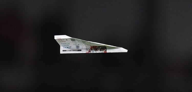 Έφτιαξαν το μεγαλύτερο χάρτινο αεροπλάνο του κόσμου με άνοιγμα φτερών…6 μέτρα και το πέταξαν! Viral ΒΙΝΤΕΟ