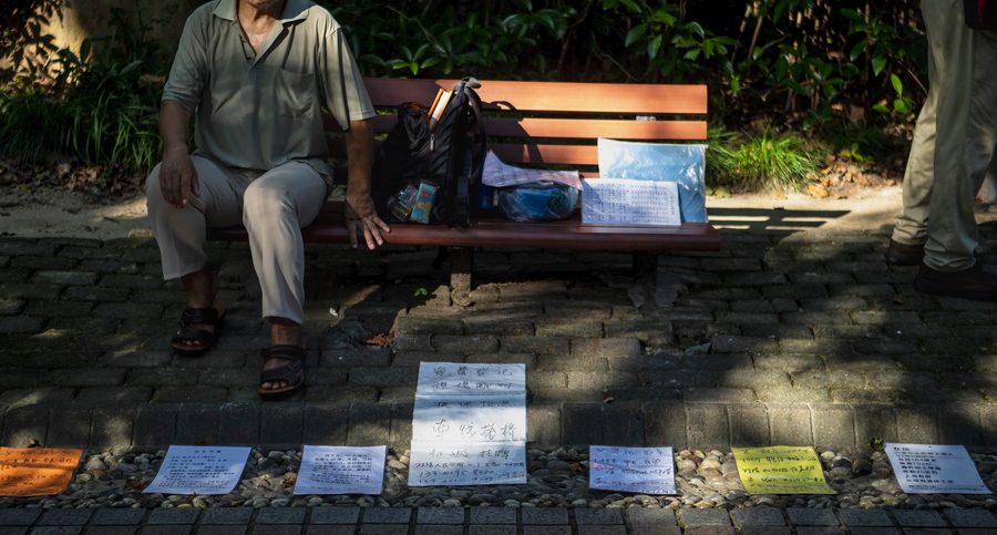 ΒΙΝΤΕΟ: Κινέζοι γονείς βάζουν αγγελίες στο δρόμο για να βρουν…σύζυγο για το παιδί τους!