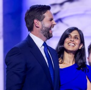 Η εμμονή του JD Vance για τη σύζυγό του Usha: Τι γράφει σε βιβλίο του