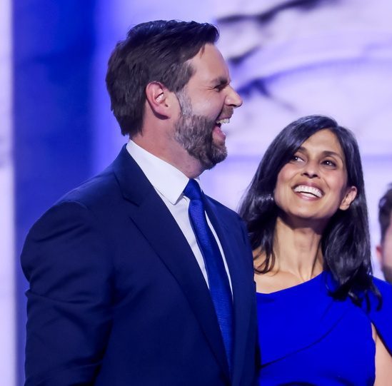Η εμμονή του JD Vance για τη σύζυγό του Usha: Τι γράφει σε βιβλίο του