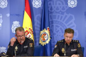 Ισπανία: Ερευνα της ισπανικής αστυνομίας στην έδρα του Σοσιαλιστικού Κόμματος του Σάντσεθ – ΒΙΝΤΕΟ