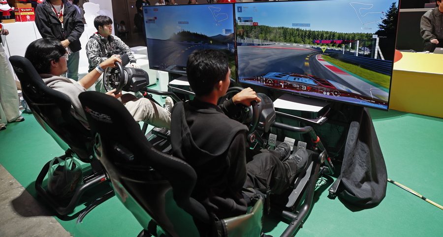 Τέρμα απορροφημένος με τα video games…! Του έριξε καυτό τσάι και δεν κουνήθηκε! ΒΙΝΤΕΟ