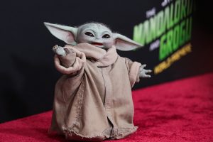 Ο Baby Yoda “έκλεψε” τις εντυπώσεις στην πρεμιέρα της ταινίας «Mandalorian», vid