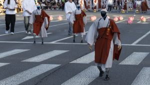 Ξεχύθηκαν στους δρόμους οι ρομπότ- βουδιστές…!Γιορτάζουν τα γενέθλια του Βούδα, ΒΙΝΤΕΟ