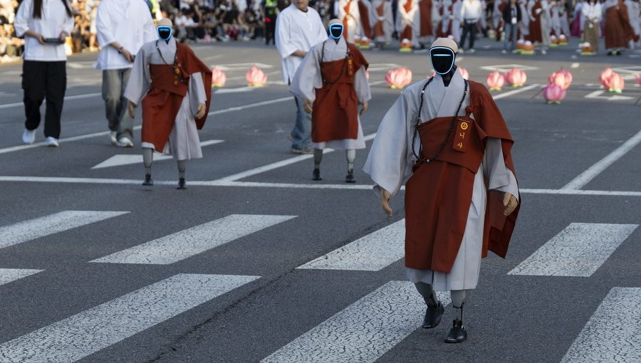 Ξεχύθηκαν στους δρόμους οι ρομπότ- βουδιστές…!Γιορτάζουν τα γενέθλια του Βούδα, ΒΙΝΤΕΟ