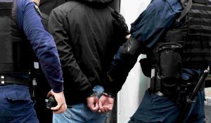 Χειροπέδες σε 33χρονο στο «Ελ. Βενιζέλος» – Καταζητούνταν για υπόθεση πορνογραφίας ανηλίκων