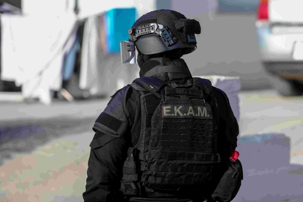 Σε εξέλιξη αστυνομική επιχείρηση στη Δυτ. Αττική – Άτομα παρίσταναν υπαλλήλους του ΔΕΔΔΗΕ