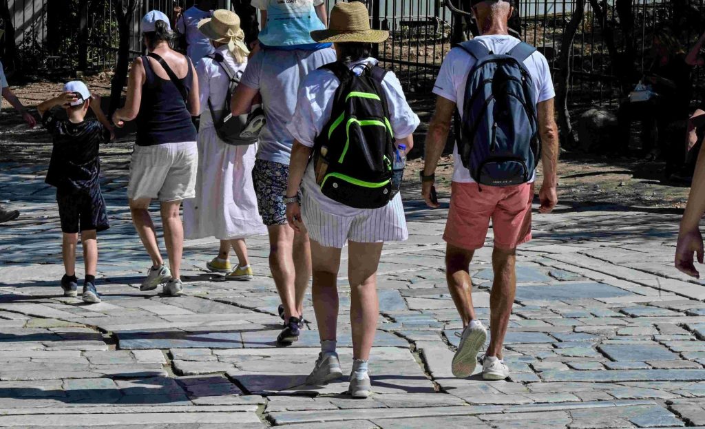 Απίστευτες εικόνες στα σοκάκια του Ποζιτάνο: Δεν “ανασαίνουν” από τον συνωστισμό! ΒΙΝΤΕΟ