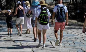 Απίστευτες εικόνες στα σοκάκια του Ποζιτάνο: Δεν “ανασαίνουν” από τον συνωστισμό! ΒΙΝΤΕΟ