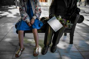 Κοσμοσυρροή για να καθίσουν στο παγκάκι δίπλα στον Καβάφη στην Δ. Αρεοπαγίτου- ΦΩΤΟ