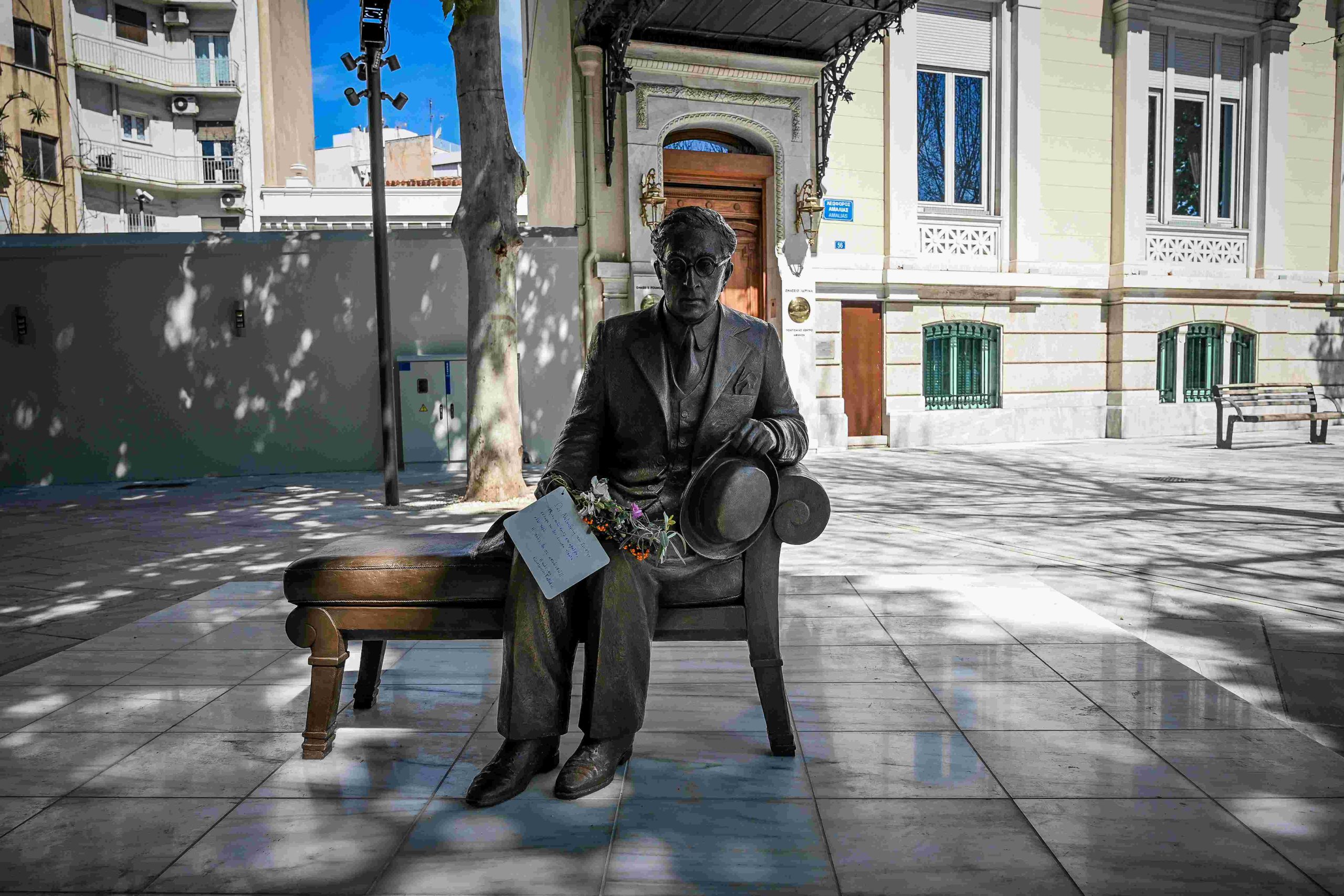 Το φυσικού μεγέθους γλυπτό από χαλκό του ποιητή Κωνσταντίνου Καβάφη, στον πεζόδρομο της Διονυσίου Αρεοπαγίτου στην Αθήνα, Παρασκευή 30 Απριλίου 2026. Το έργο του του Τηνιακού γλύπτη και πανεπιστημιακού Πραξιτέλη Τζανουλίνου από τις 28 Απριλίου, ανήμερα της επετείου γέννησης και θανάτου του Αλεξανδρινού ποιητή, στέκει στον πεζόδρομο, μπροστά από την Ωνάσειο Βιβλιοθήκη και την Onassis Mandra, ως δωρεά του Ιδρύματος Ωνάση στον Δήμο Αθηναίων. (ΑΡΕΤΗ ΤΗΛIAΚΟΥ/EUROKINISSI)