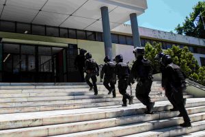 ΒΙΝΤΕΟ – Σοκ: Άγνωστοι επιτέθηκαν με ρόπαλα σε φοιτητές του ΑΠΘ – 7 άτομα στο νοσοκομείο