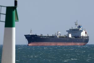 Δεξαμενόπλοιο χτυπήθηκε από… «άγνωστα βλήματα» στο Στενό του Ορμούζ
