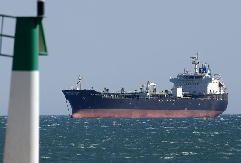 Δεξαμενόπλοιο χτυπήθηκε από… «άγνωστα βλήματα» στο Στενό του Ορμούζ