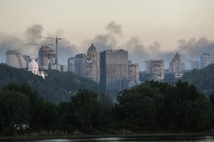 Η Ρωσία καλεί ξένους πολίτες και διπλωμάτες να φύγουν από το Κίεβο: «Θα πλήξουμε κέντρα λήψης αποφάσεων»