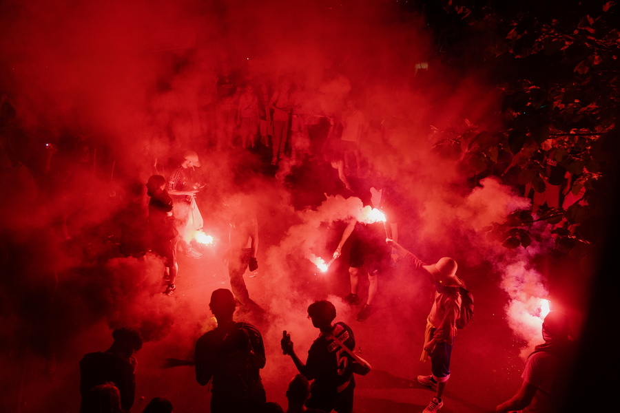 Επίδειξη δύναμης από τις συμμορίες της νέας εποχής: «Έκαψαν» το Παρίσι λόγω του… ποδοσφαίρου, vid