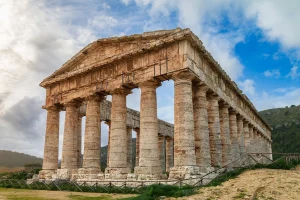 ΒΙΝΤΕΟ: Έκαναν τέκνο πάρτι σε αρχαιοελληνικό ναό στη Σικελία – Οργή στα σχόλια