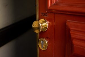 “Kάποιος κλειδώθηκε στο μπάνιο” είπε ο ξενοδόχος στους αστυνομικούς…Τι ήταν! vid