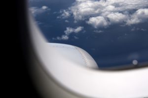 Η λεπτομέρεια στα παράθυρα των αεροπλάνων που όλοι παρατηρούν αλλά κανείς δεν καταλαβαίνει