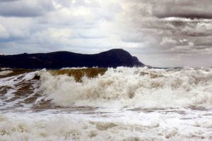 Χειμωνιάτικος ο καιρός στην καρδιά της άνοιξης, με βοριάδες, βροχές και κρύο – Πού θα χιονίσει