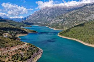 Καλύφθηκε από νερό το «χωριό-φάντασμα» στη λίμνη του Μόρνου – Μεγάλη αύξηση της στάθμης (Photos)