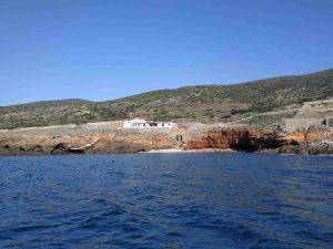 Στον όρμο Θορικού για επιθεώρηση το ρυμουλκό που προσάραξε στη Μακρόνησο