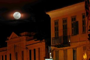 Ποιος είδε μήνα με “δυο φεγγάρια”: Από το αποψινό «Φεγγάρι των Λουλουδιών» στο Blue Moon