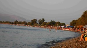 Παραλίες Αττικής: Γλυφάδα και Ωρωπός υποδέχονται τους λουόμενους – Τι γίνεται με ασφάλεια, καθαριότητα, πάρκινγκ