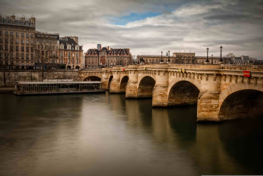Pont Neuf: Η παλαιότερη γέφυρα του Παρισιού μετατράπηκε σε «σπηλιά» και εντυπωσιάζει – ΒΙΝΤΕΟ