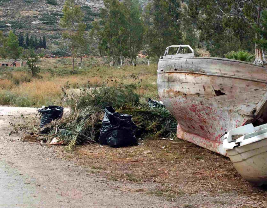 Θεσσαλονίκη: Από φέρετρο και βάρκα μέχρι αντιδραστήρια αιματολογικών τεστ πετιούνται δίπλα στους κάδους