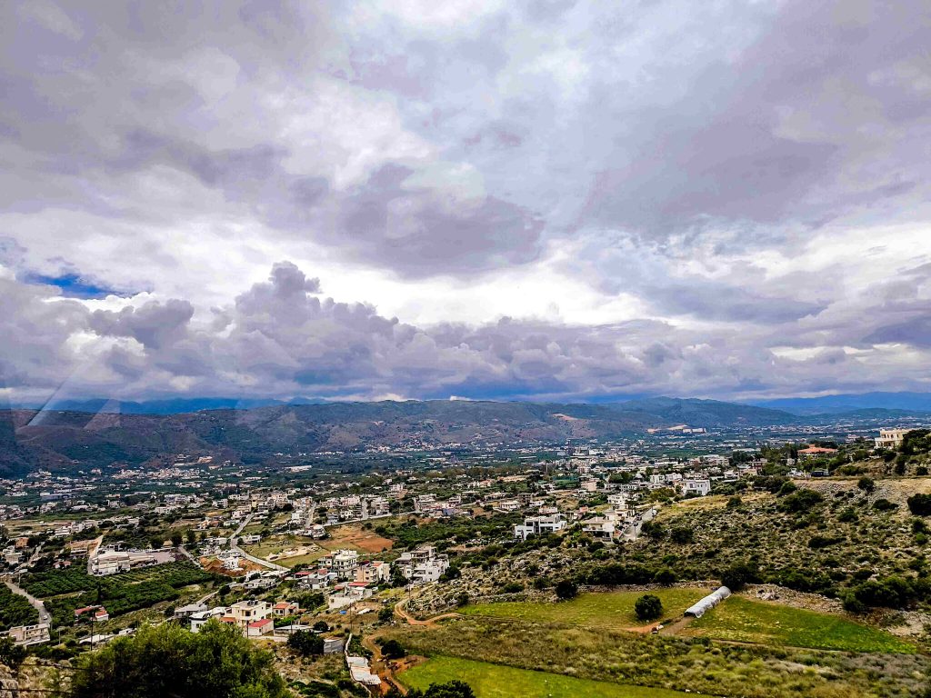 Καιρός: Τοπικές βροχές και καταιγίδες σήμερα στα δυτικά και τις ορεινές περιοχές – Έως 30 βαθμούς η θερμοκρασία