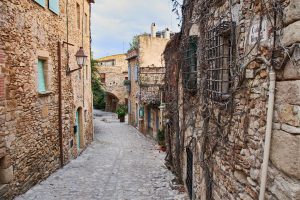 Χωριό 40 κατοίκων στην Ισπανία προσφέρει δωρεάν σπίτι και έτοιμη δουλειά υπό έναν περίεργο όρο