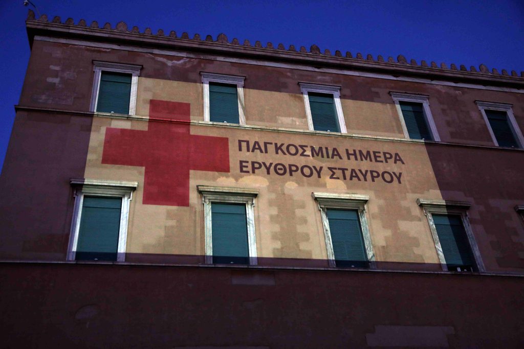 Βουλή: Φωταγωγήθηκε το κοινοβούλιο για την Παγκόσμια Ημέρα Ερυθρού Σταυρού και Ερυθράς Ημισελήνου