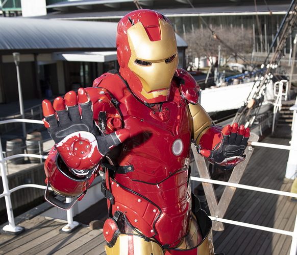 Ντύθηκε Ironman και σταμάτησε λεωφορείο…με “τηλεπάθεια” – BINTEO
