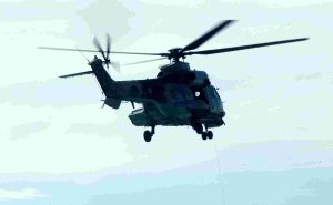 Super Puma της Πολεμικής Αεροπορίας παίρνει ναυτικό από πλοίο και τον μεταφέρει στο νοσοκομείο Ρόδου – ΒΙΝΤΕΟ