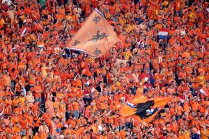 “Orange Fans”: Ολλανδοί οπαδοί φτάνουν στο Τέξας με εμβληματικό πορτοκαλί λεωφορείο και γίνονται viral! ΒΙΝΤΕΟ