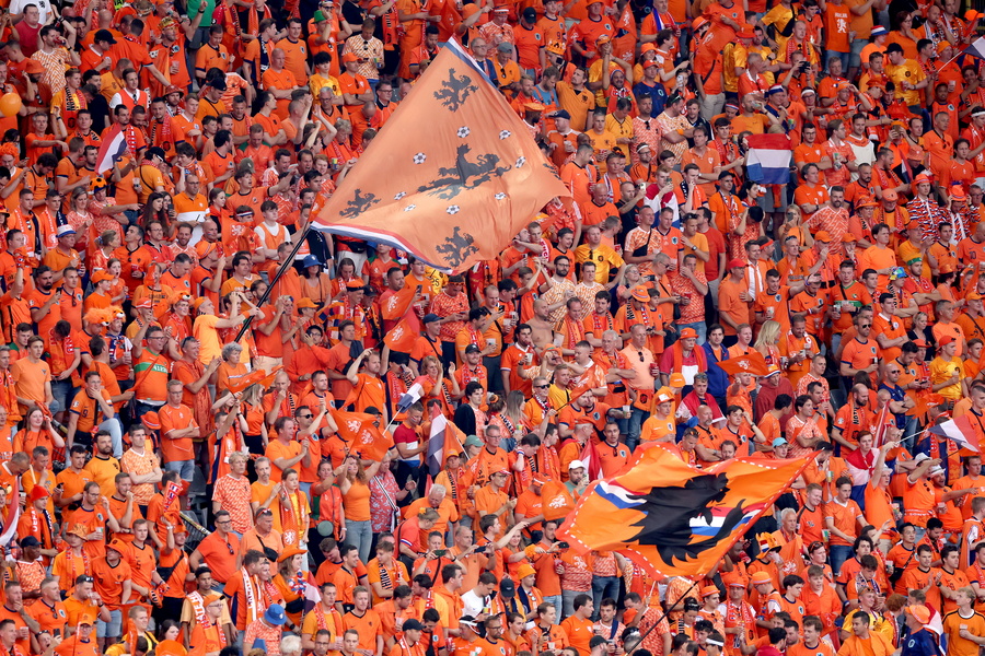 “Orange Fans”: Ολλανδοί οπαδοί φτάνουν στο Τέξας με εμβληματικό πορτοκαλί λεωφορείο και γίνονται viral! ΒΙΝΤΕΟ