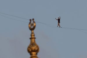 Διάσημος σχοινοβάτης “κόβει” την ανάσα πάνω από την Βαρσοβία καθώς ο κόσμος παρακολουθεί! BINTEO
