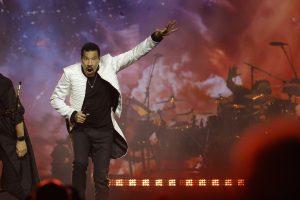 Λάιονελ Ρίτσι: Αισθάνθηκε αδιαθεσία πάνω στη σκηνή – Μεταφέρθηκε εσπευσμένα στο νοσοκομείο, vid