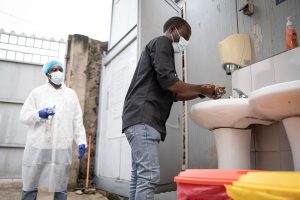 Συγκινητικό ΒΙΝΤΕΟ: Γιατρός από την Ουγκάντα συναντά τον Αυστραλό που του έδωσε λεφτά για να σπουδάσει και κλαίει στην αγκαλιά του!