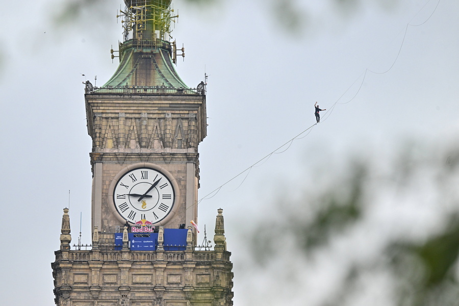 Estonian slackliner Jaan Roose