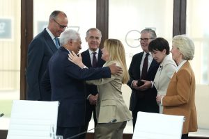 Το “πηγαδάκι” των ηγετών της G7 για το…κάπνισμα και το ξέσπασμα της Μελόνι – ΒΙΝΤΕΟ