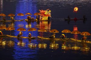 Τι συμβαίνει όταν τα ανθρωποειδή ρομπότ παίρνουν μέρος στο…φεστιβάλ βάρκας Δράκου; ΒΙΝΤΕΟ